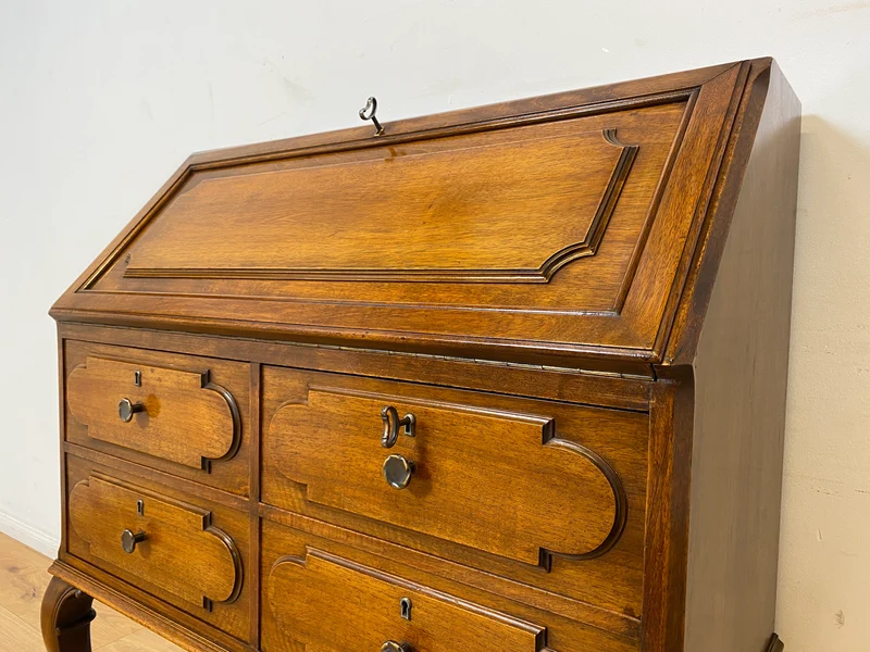 WMK I Eleganter 60er Jahre Sekretär im antiken Stil mit Messingbeschlag