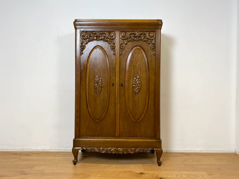WMK I Pompöser historischer Wäscheschrank aus massiver Eiche mit handgeschnitzten Ornamenten