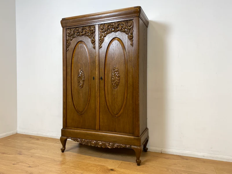 WMK I Pompöser historischer Wäscheschrank aus massiver Eiche mit handgeschnitzten Ornamenten