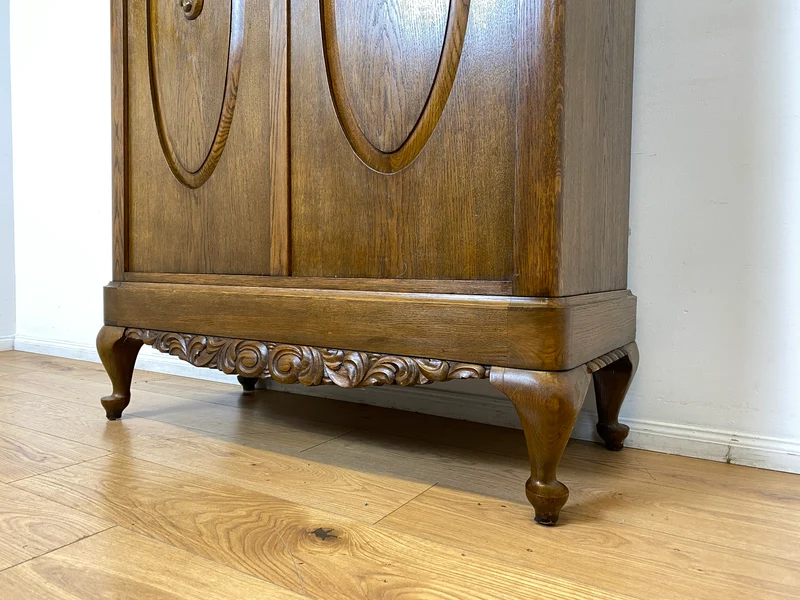 WMK I Pompöser historischer Wäscheschrank aus massiver Eiche mit handgeschnitzten Ornamenten