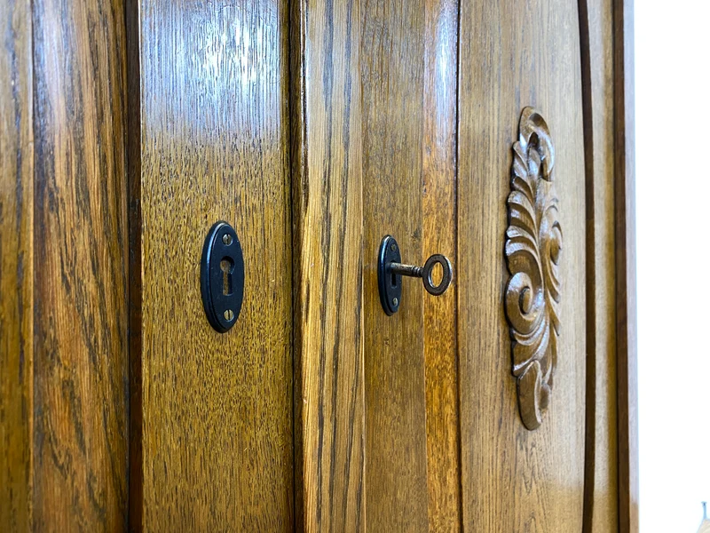 WMK I Pompöser historischer Wäscheschrank aus massiver Eiche mit handgeschnitzten Ornamenten