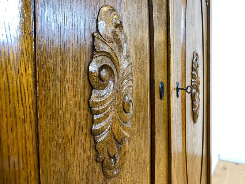 WMK I Pompöser historischer Wäscheschrank aus massiver Eiche mit handgeschnitzten Ornamenten
