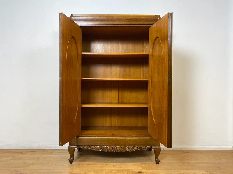 WMK I Pompöser historischer Wäscheschrank aus massiver Eiche mit handgeschnitzten Ornamenten