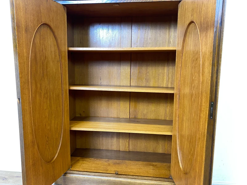 WMK I Pompöser historischer Wäscheschrank aus massiver Eiche mit handgeschnitzten Ornamenten