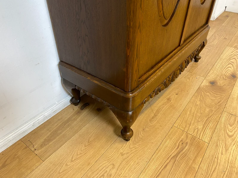WMK I Pompöser historischer Wäscheschrank aus massiver Eiche mit handgeschnitzten Ornamenten