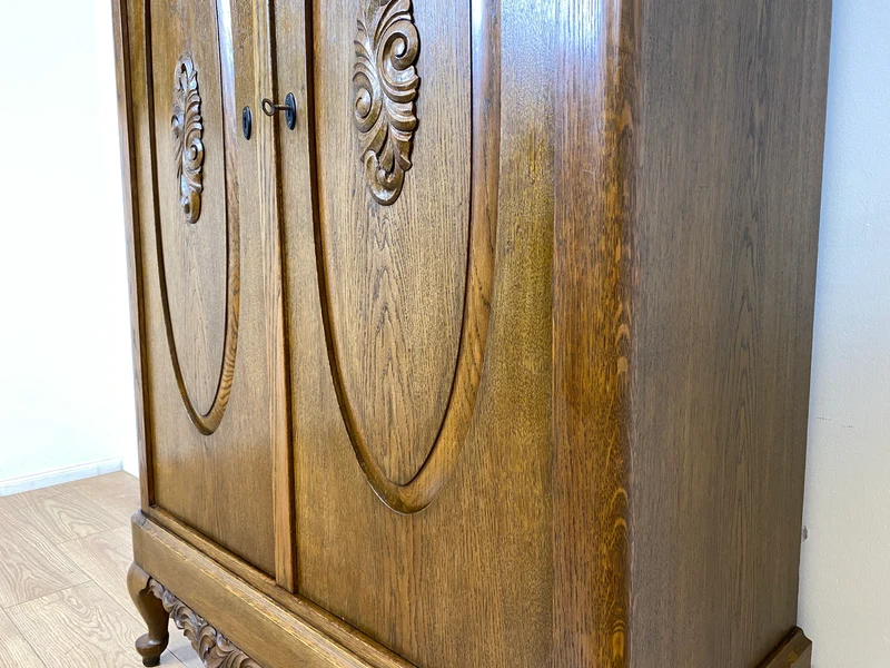 WMK I Pompöser historischer Wäscheschrank aus massiver Eiche mit handgeschnitzten Ornamenten