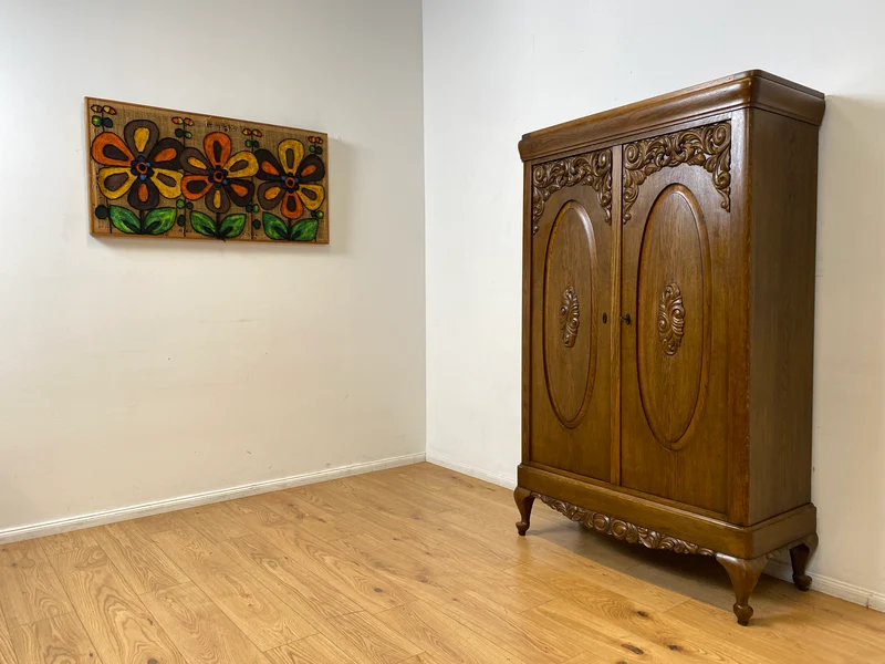 WMK I Pompöser historischer Wäscheschrank aus massiver Eiche mit handgeschnitzten Ornamenten