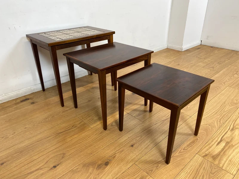 WMK Hochwertiger skandinavischer Mid-Century 3-in-1 Satztisch aus Palisander mit kunstvollen Fliesen