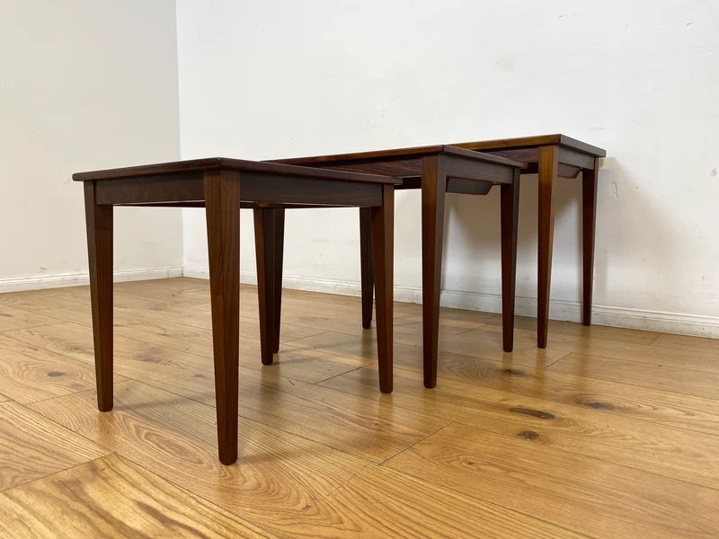 WMK Hochwertiger skandinavischer Mid-Century 3-in-1 Satztisch aus Palisander mit kunstvollen Fliesen