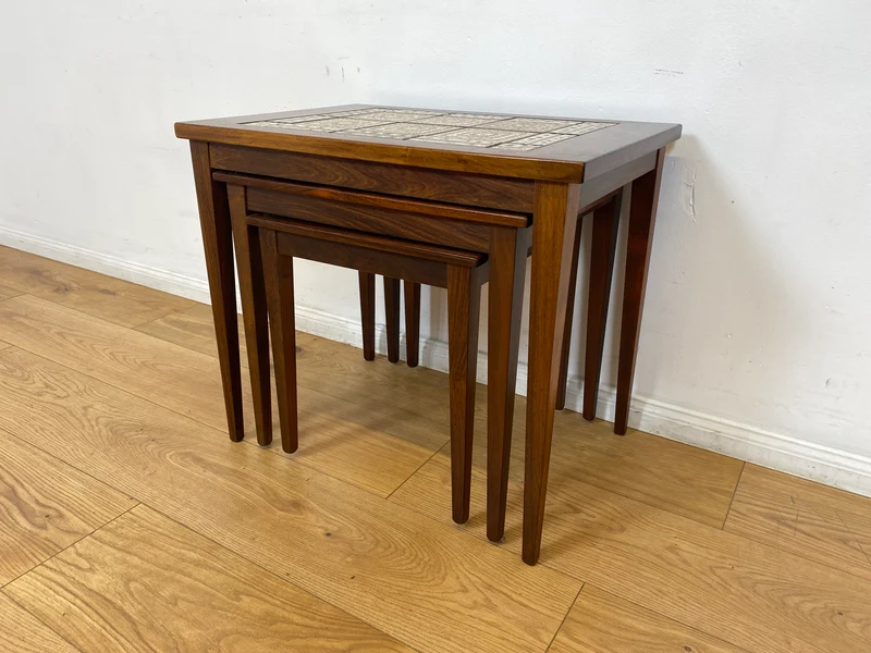 WMK Hochwertiger skandinavischer Mid-Century 3-in-1 Satztisch aus Palisander mit kunstvollen Fliesen