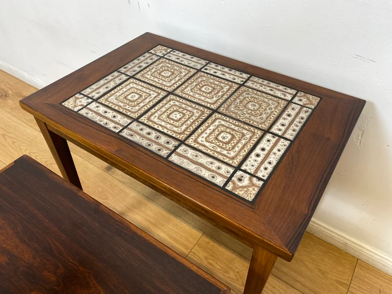 WMK Hochwertiger skandinavischer Mid-Century 3-in-1 Satztisch aus Palisander mit kunstvollen Fliesen