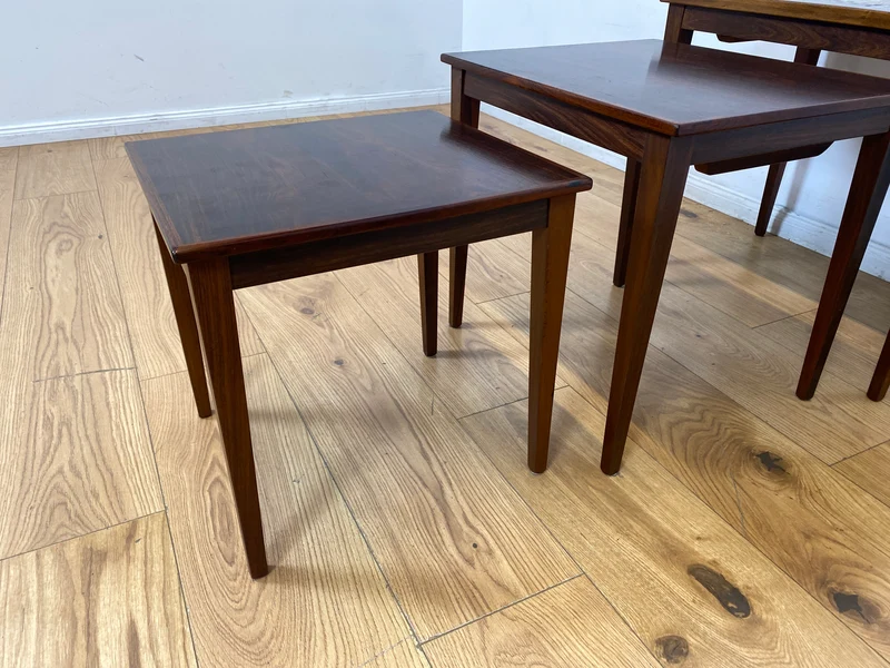 WMK Hochwertiger skandinavischer Mid-Century 3-in-1 Satztisch aus Palisander mit kunstvollen Fliesen