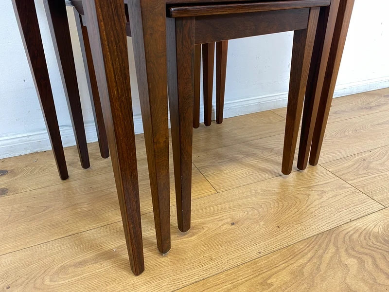 WMK Hochwertiger skandinavischer Mid-Century 3-in-1 Satztisch aus Palisander mit kunstvollen Fliesen