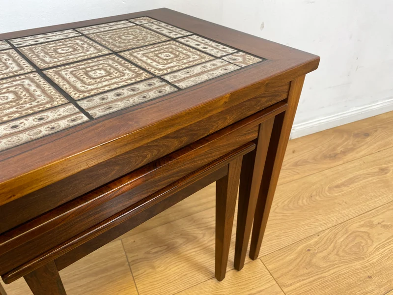 WMK Hochwertiger skandinavischer Mid-Century 3-in-1 Satztisch aus Palisander mit kunstvollen Fliesen