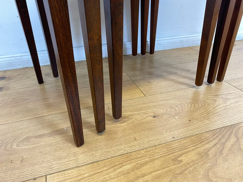 WMK Hochwertiger skandinavischer Mid-Century 3-in-1 Satztisch aus Palisander mit kunstvollen Fliesen
