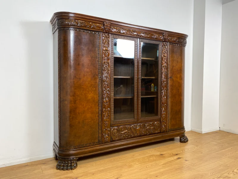 WMK I Imposanter, reichverzierter antiker Herrenschrank aus vollem Holz mit Glastüren