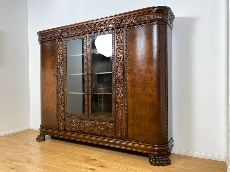 WMK I Imposanter, reichverzierter antiker Herrenschrank aus vollem Holz mit Glastüren