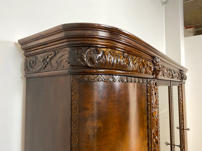 WMK I Imposanter, reichverzierter antiker Herrenschrank aus vollem Holz mit Glastüren