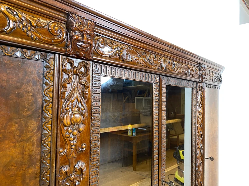 WMK I Imposanter, reichverzierter antiker Herrenschrank aus vollem Holz mit Glastüren