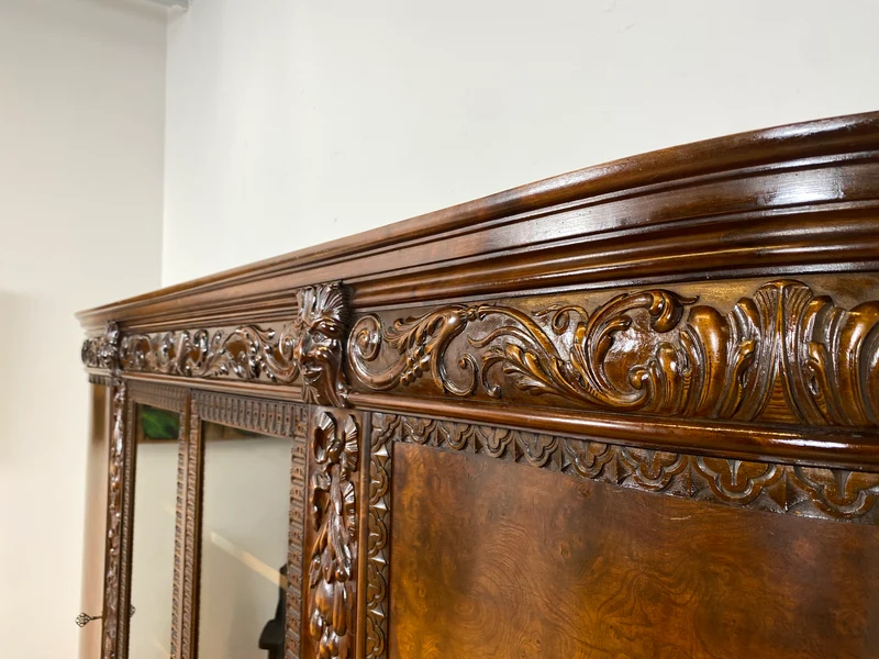WMK I Imposanter, reichverzierter antiker Herrenschrank aus vollem Holz mit Glastüren