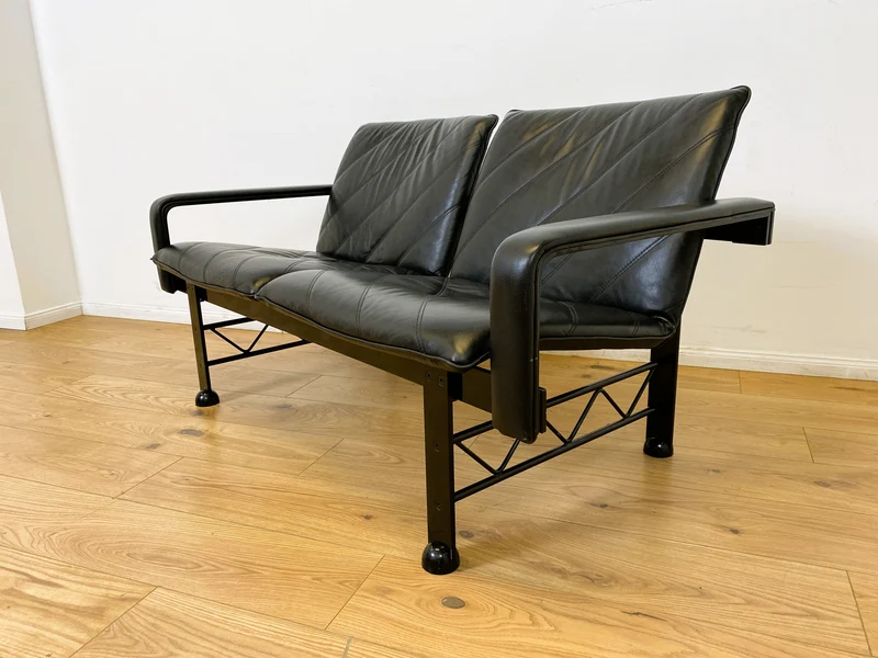 WMK # Stilvolles & hochwertiges Designersofa von Klöber aus 1996 mit Kunstleder Bezug auf schwarzem Metallrahmen