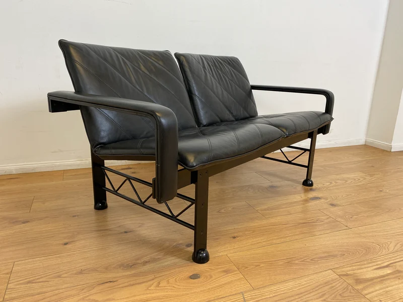 WMK # Stilvolles & hochwertiges Designersofa von Klöber aus 1996 mit Kunstleder Bezug auf schwarzem Metallrahmen