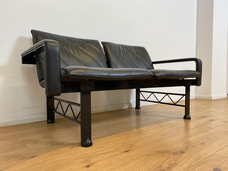 WMK # Stilvolles & hochwertiges Designersofa von Klöber aus 1996 mit Kunstleder Bezug auf schwarzem Metallrahmen