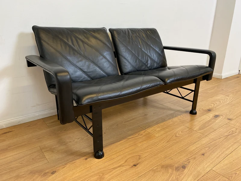 WMK # Stilvolles & hochwertiges Designersofa von Klöber aus 1996 mit Kunstleder Bezug auf schwarzem Metallrahmen