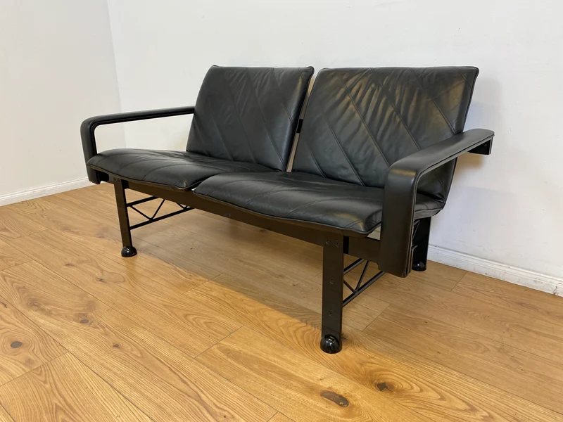 WMK # Stilvolles & hochwertiges Designersofa von Klöber aus 1996 mit Kunstleder Bezug auf schwarzem Metallrahmen