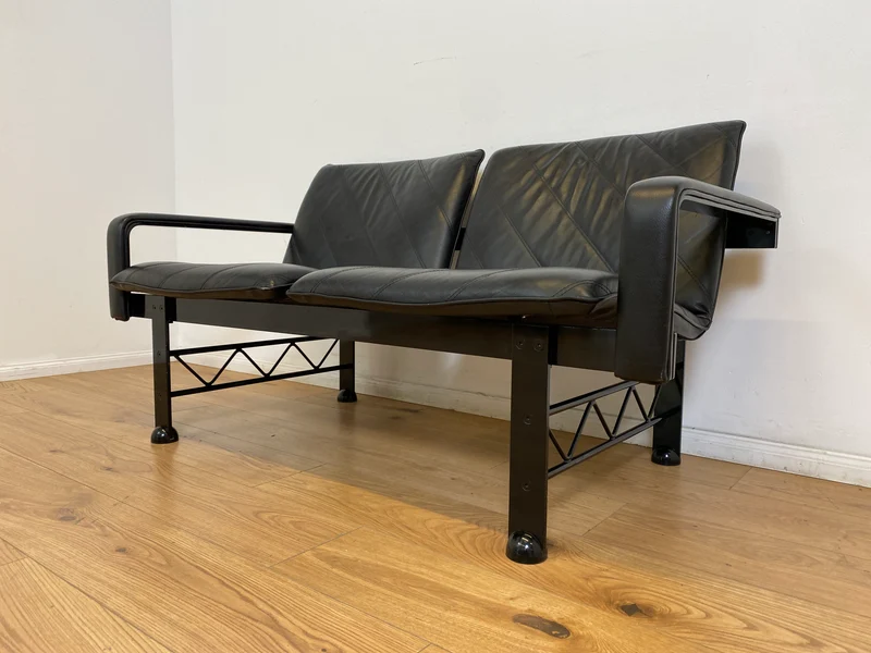 WMK # Stilvolles & hochwertiges Designersofa von Klöber aus 1996 mit Kunstleder Bezug auf schwarzem Metallrahmen