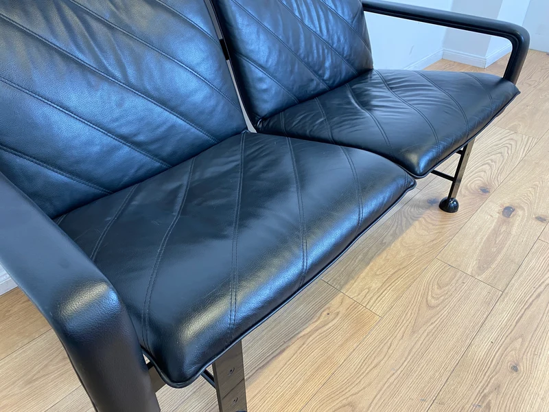 WMK # Stilvolles & hochwertiges Designersofa von Klöber aus 1996 mit Kunstleder Bezug auf schwarzem Metallrahmen