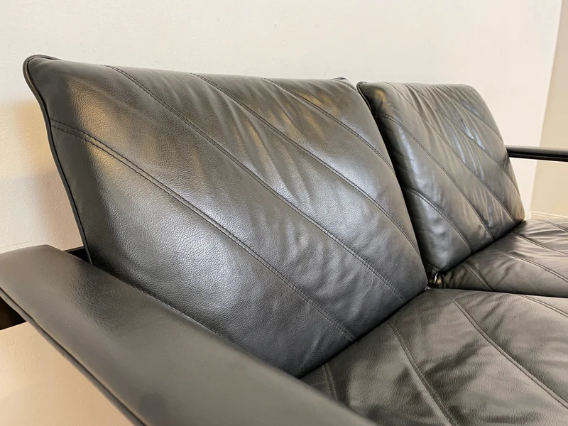 WMK # Stilvolles & hochwertiges Designersofa von Klöber aus 1996 mit Kunstleder Bezug auf schwarzem Metallrahmen