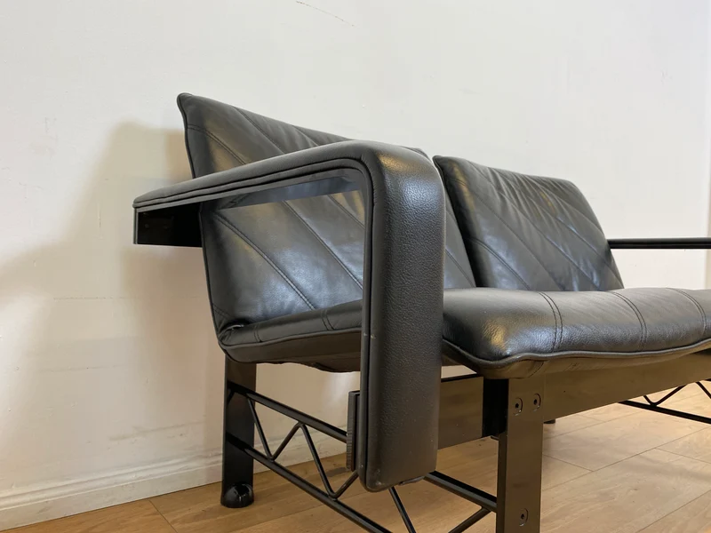 WMK # Stilvolles & hochwertiges Designersofa von Klöber aus 1996 mit Kunstleder Bezug auf schwarzem Metallrahmen