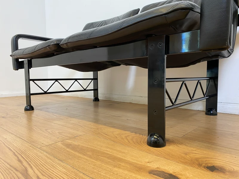 WMK # Stilvolles & hochwertiges Designersofa von Klöber aus 1996 mit Kunstleder Bezug auf schwarzem Metallrahmen