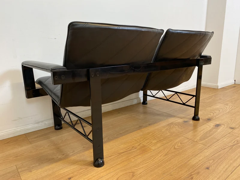 WMK # Stilvolles & hochwertiges Designersofa von Klöber aus 1996 mit Kunstleder Bezug auf schwarzem Metallrahmen