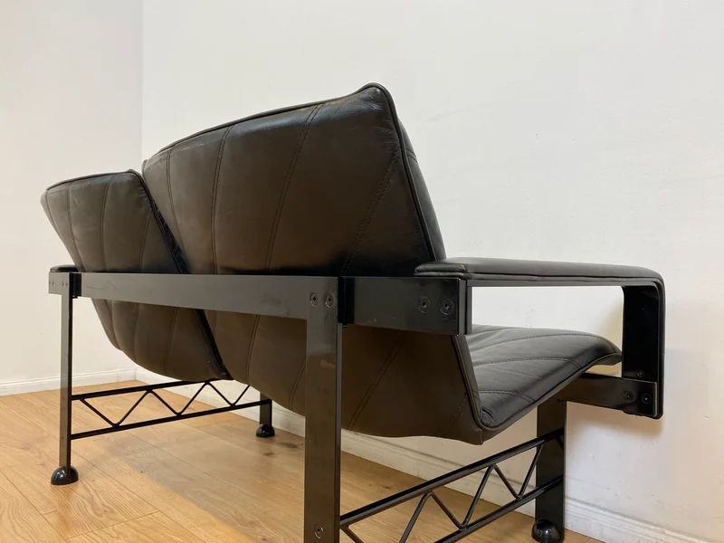WMK # Stilvolles & hochwertiges Designersofa von Klöber aus 1996 mit Kunstleder Bezug auf schwarzem Metallrahmen