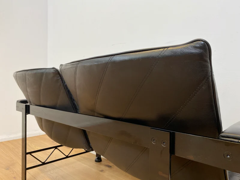WMK # Stilvolles & hochwertiges Designersofa von Klöber aus 1996 mit Kunstleder Bezug auf schwarzem Metallrahmen