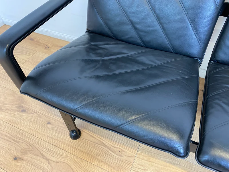 WMK # Stilvolles & hochwertiges Designersofa von Klöber aus 1996 mit Kunstleder Bezug auf schwarzem Metallrahmen