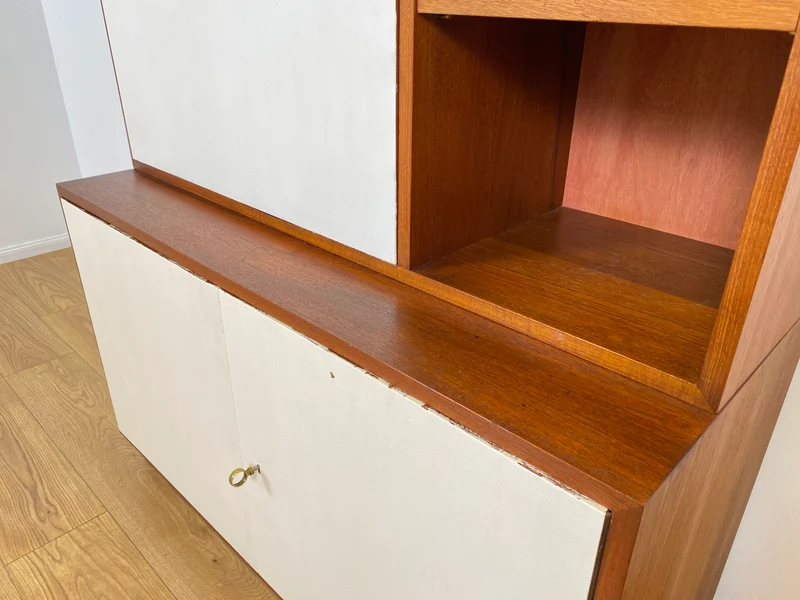 WMK # Stilvolles modulares Mid-Century Highboard, Vollholz in Teak, mit späterer weißer Lackierung