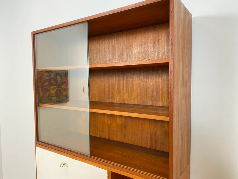 WMK # Stilvolles modulares Mid-Century Highboard, Vollholz in Teak, mit späterer weißer Lackierung