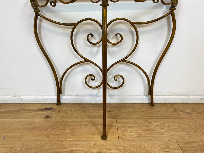WMK # Einzelstück! Elegante und gut erhaltener handgefertigte Konsole aus kunstvollem Metallgestell in gold mit Glasauflage