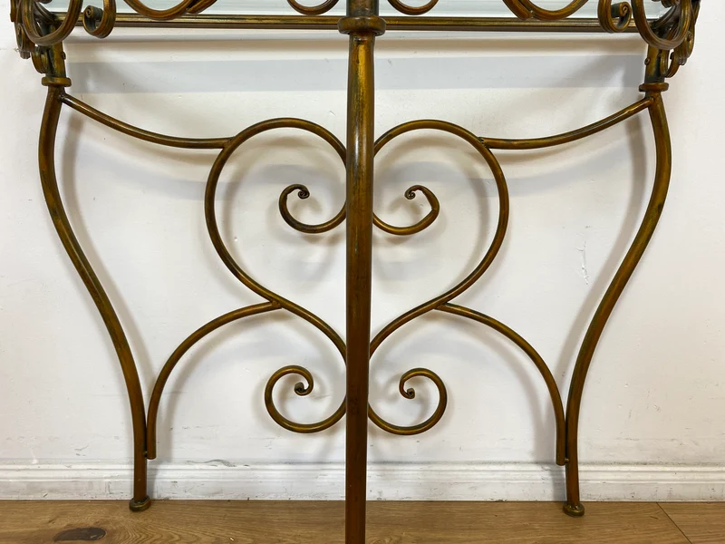 WMK # Einzelstück! Elegante und gut erhaltener handgefertigte Konsole aus kunstvollem Metallgestell in gold mit Glasauflage