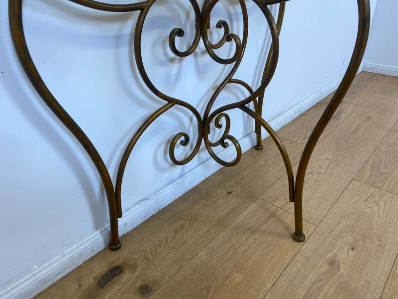 WMK # Einzelstück! Elegante und gut erhaltener handgefertigte Konsole aus kunstvollem Metallgestell in gold mit Glasauflage