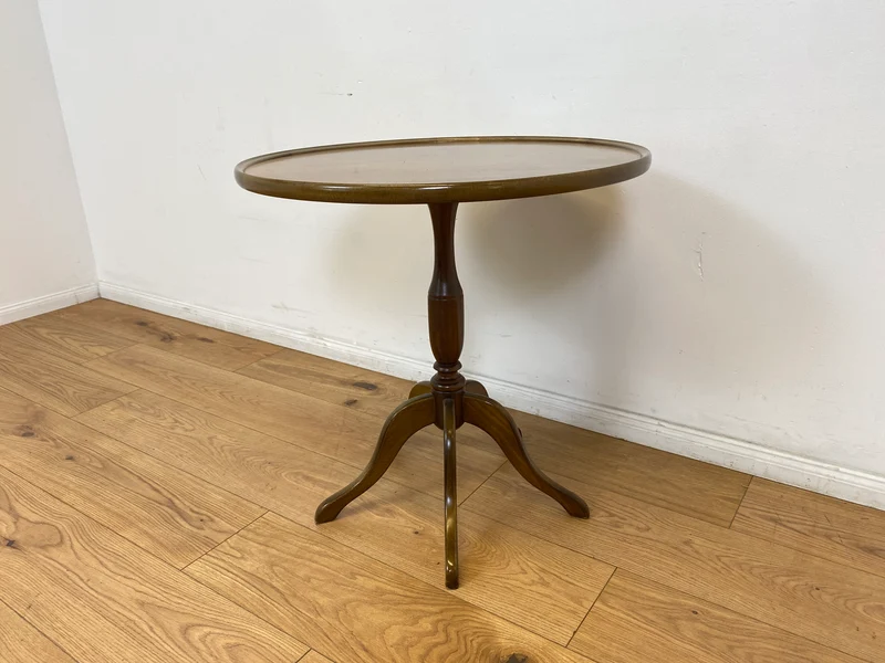 WMK # Eleganter und sehr gut erhaltener kleiner runder 60er Jahre Beistelltisch aus Nussbaum mit hübschem Mittelfuß