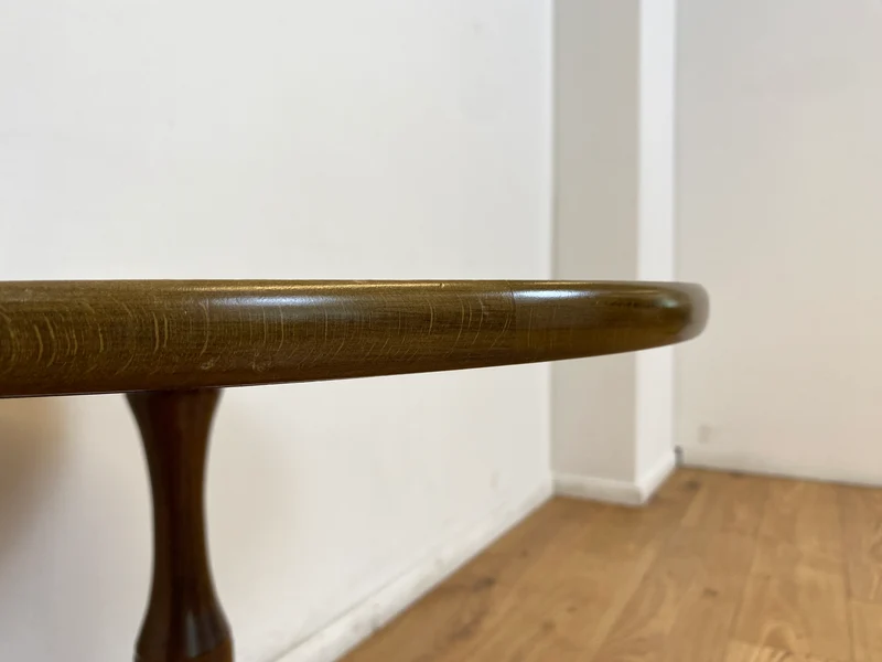 WMK # Eleganter und sehr gut erhaltener kleiner runder 60er Jahre Beistelltisch aus Nussbaum mit hübschem Mittelfuß