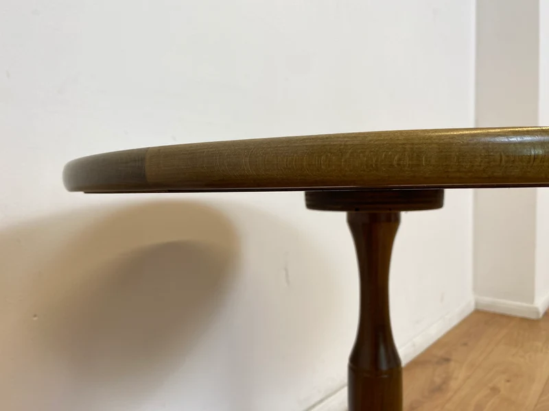 WMK # Eleganter und sehr gut erhaltener kleiner runder 60er Jahre Beistelltisch aus Nussbaum mit hübschem Mittelfuß
