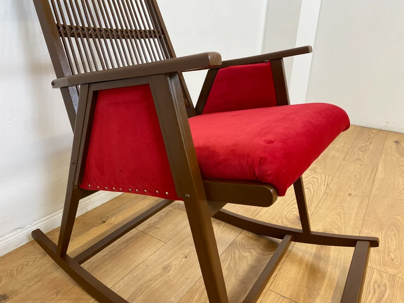 WMK # WMK Stilvoller und gut erhaltener Designer Schaukelstuhl von Selman Selmanagic für VEB Hellerau mit roter Polsterung