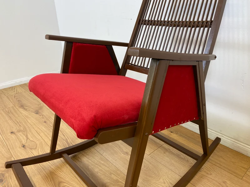 WMK # WMK Stilvoller und gut erhaltener Designer Schaukelstuhl von Selman Selmanagic für VEB Hellerau mit roter Polsterung