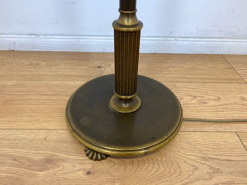 WMK # Stilvolle und gut erhaltene 60er Jahre Stehlampe mit schlichtem olivgrünem Lampenschirm & edlem Lampenfuß aus Messing