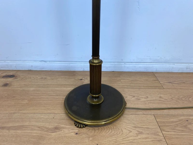 WMK # Stilvolle und gut erhaltene 60er Jahre Stehlampe mit schlichtem olivgrünem Lampenschirm & edlem Lampenfuß aus Messing